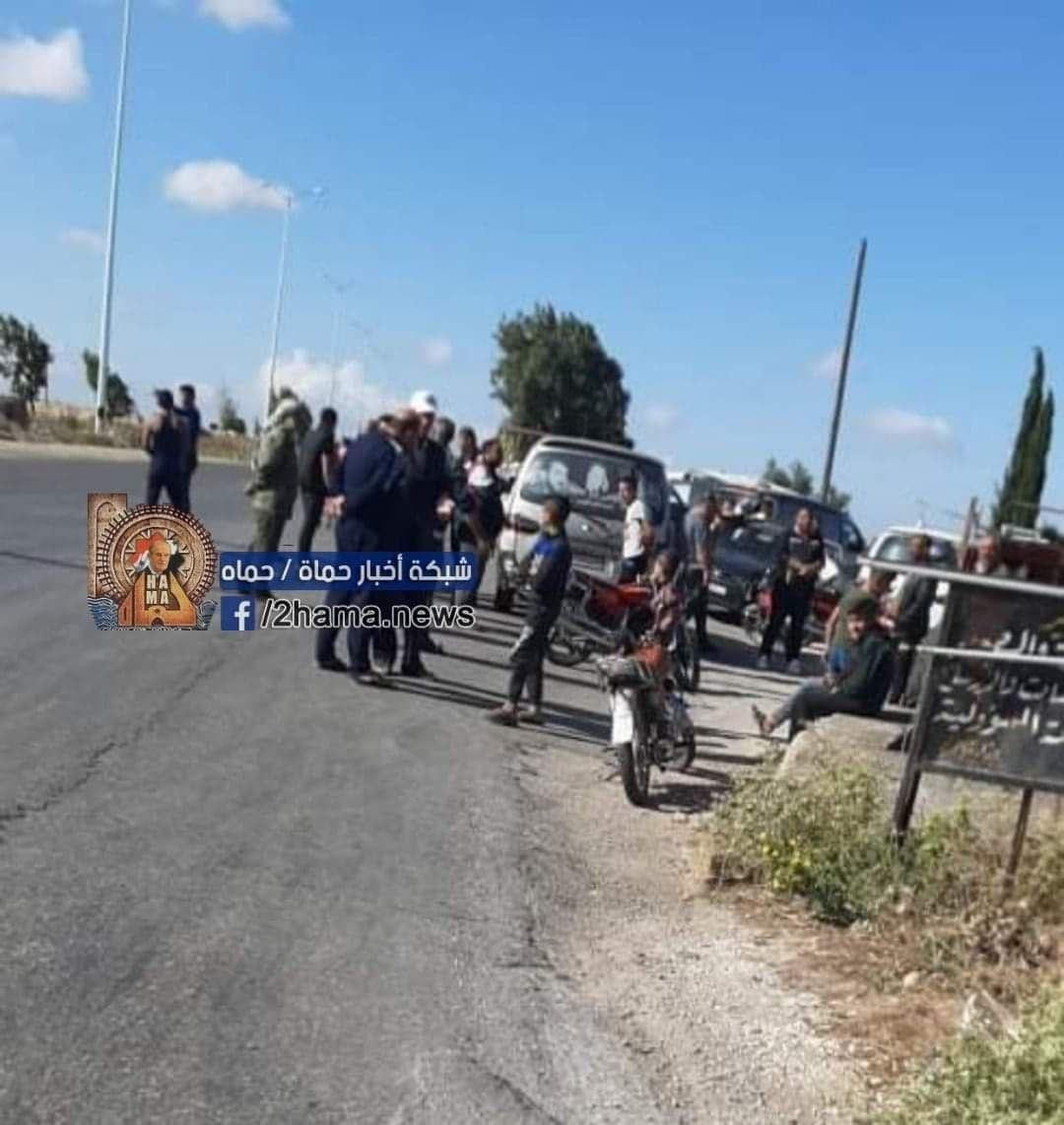 بالصور.. موالون يقطعون الطريق...