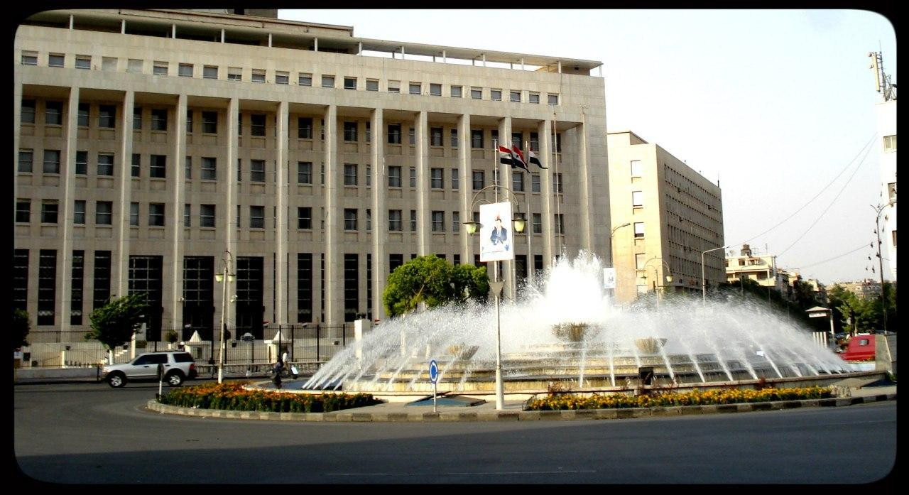 النظام يحتجز أموال المسافرين ل...