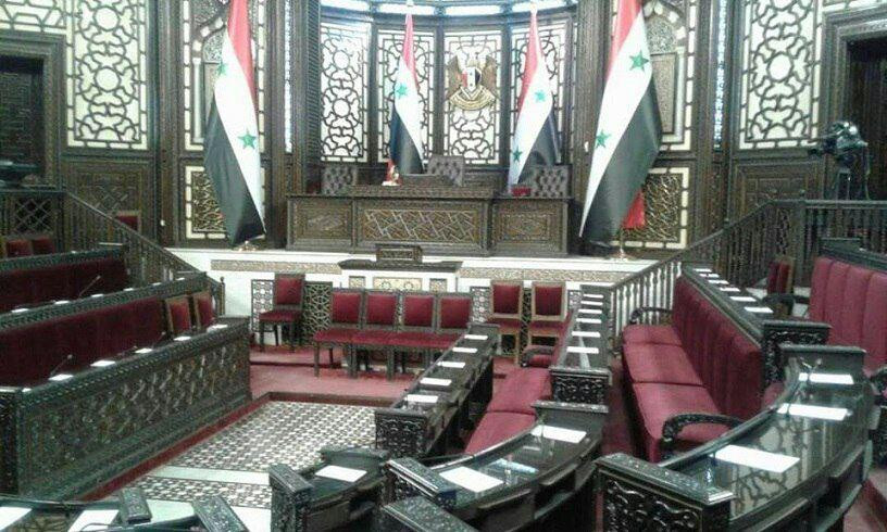 تمثيلية ديمقراطية بين نواب وحك...