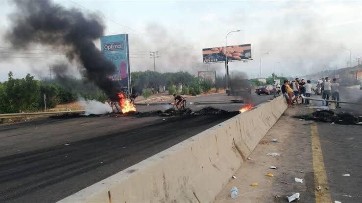 لبنانيون يقطعون طريقا دوليا مع...