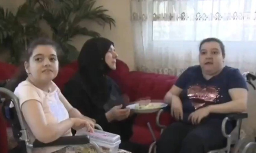 بالفيديو.. الإمارات تجلي عائلة...