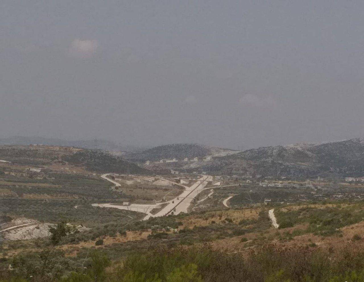 الجيش التركي يزيل السواتر التر...