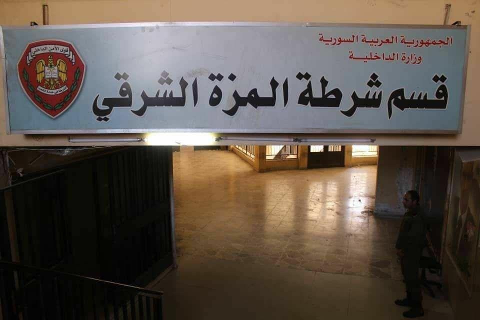 القبض على بائع مخدرات بالقرب م...