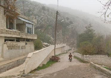 التصعيد في إدلب يقطع الطرقات أ...