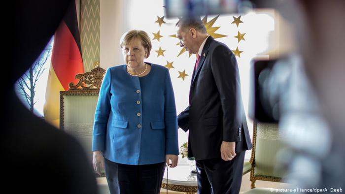 أردوغان وميركل يبحثان التطورات...