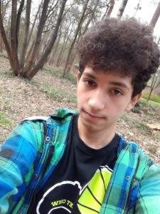 بسبب رفض منحه الإقامة.. فتى سو...