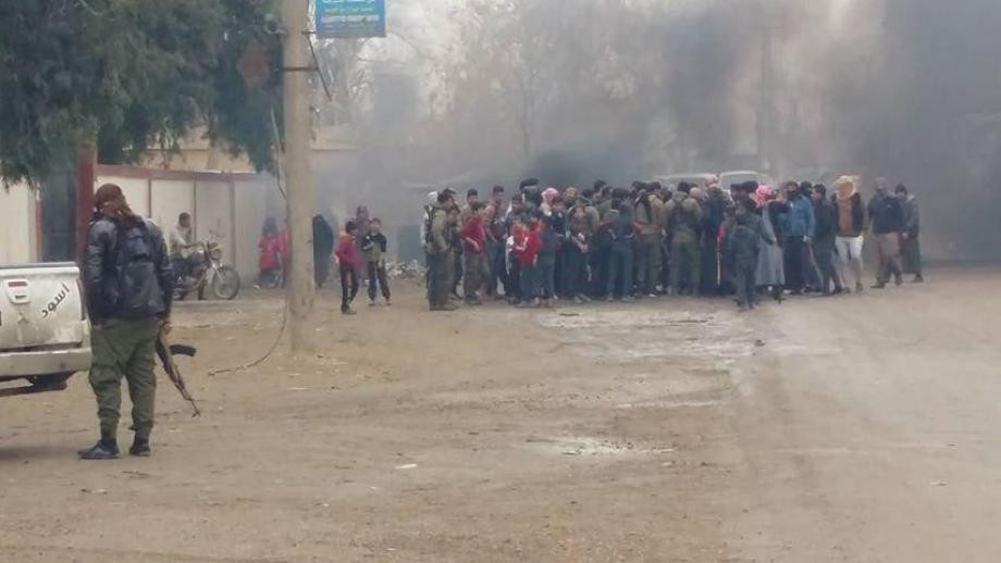 متظاهرون يقتحمون مقرات "قسد" ش...