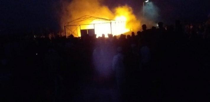 حريق يلتهم عشرات الخيم في "الع...