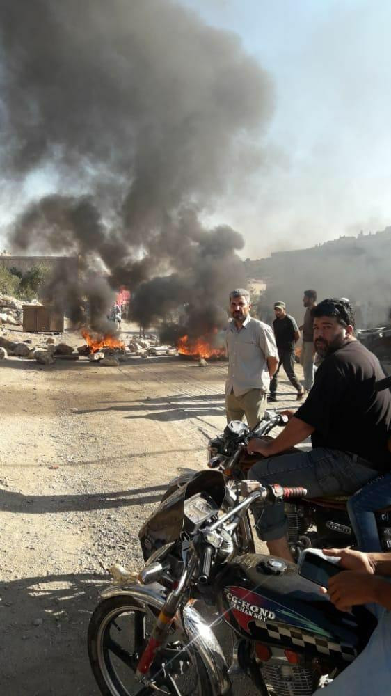 احتجاجات وقطع الطريق في معبر ا...