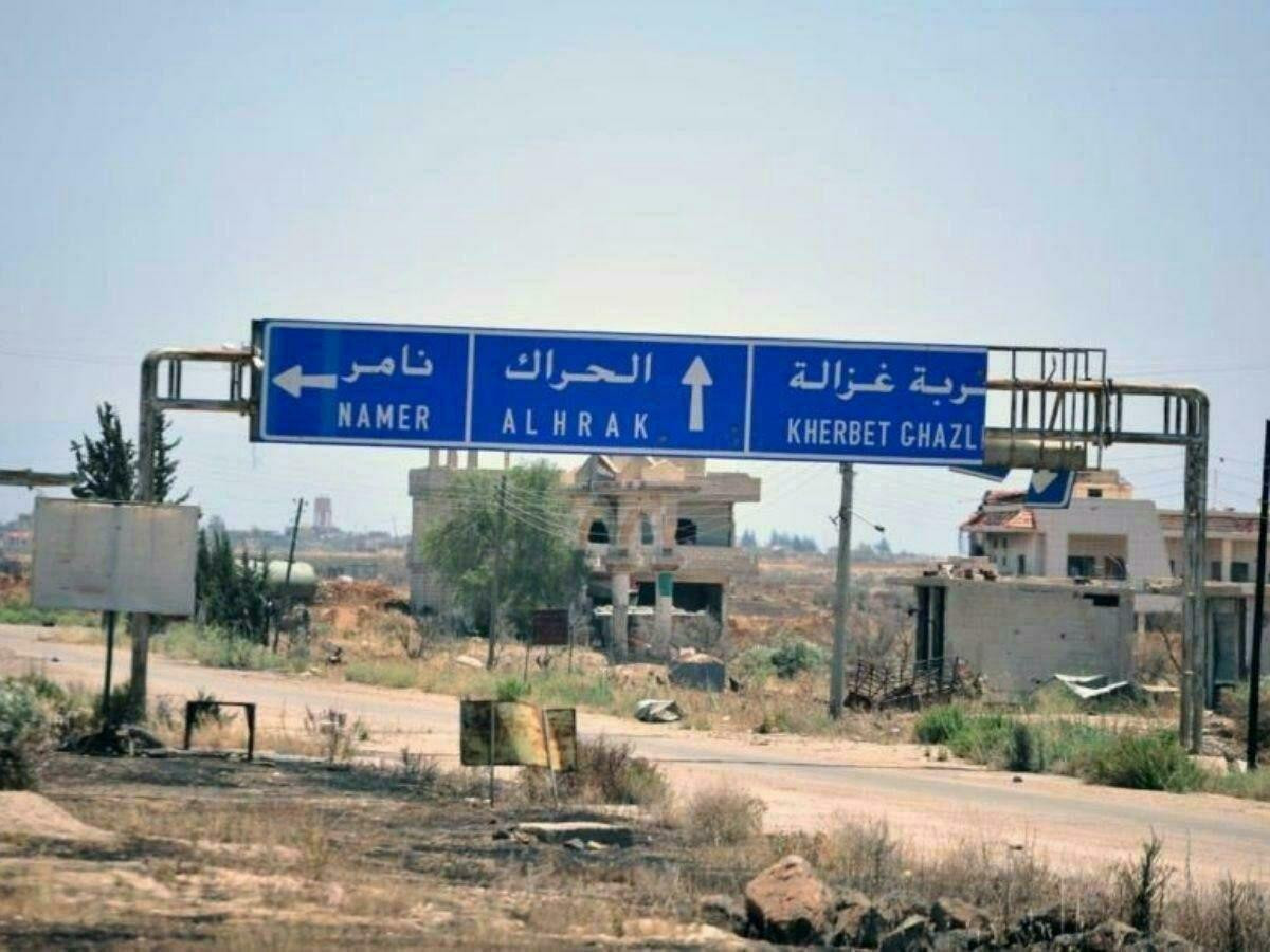 محتجون يقطعون طريقا رئيسيا في...