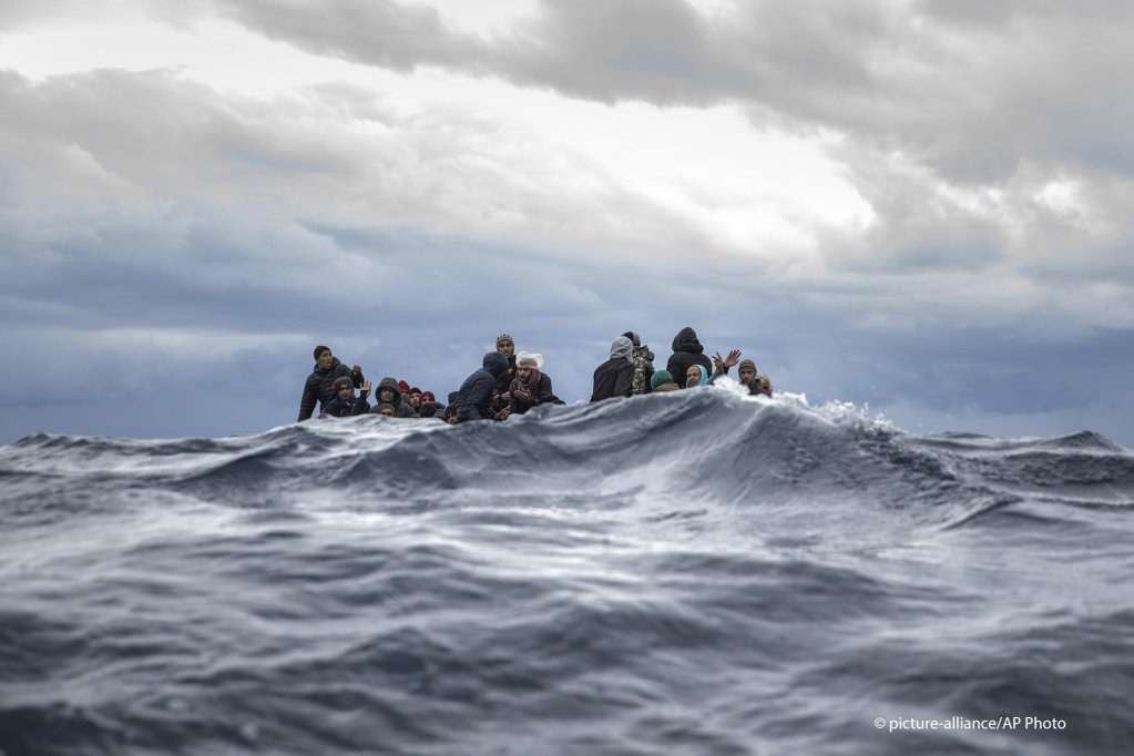 إنقاذ 80 مهاجرا من بحر المانش...