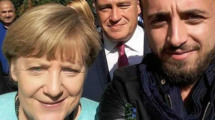 "سيلفي" لشاب سوري مع ميركل غير...