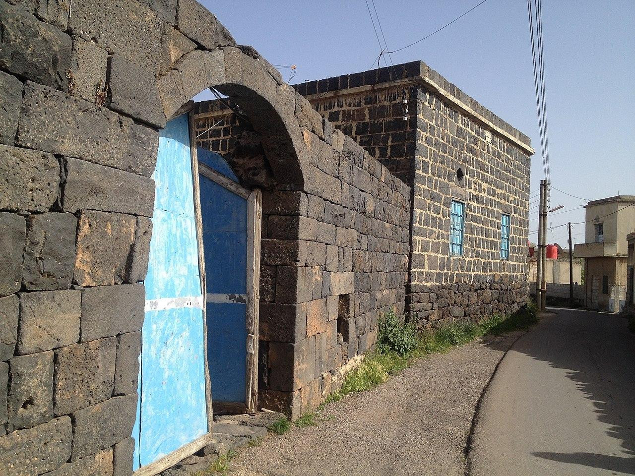 شبان يقطعون الطرق الرئيسية وال...