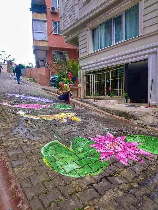 نحات تشكيلي سوري يزين شوارع اس...