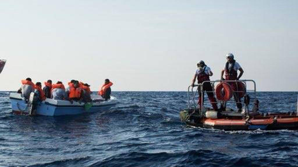 سوريون ولبنانيون يخوضون المتوس...