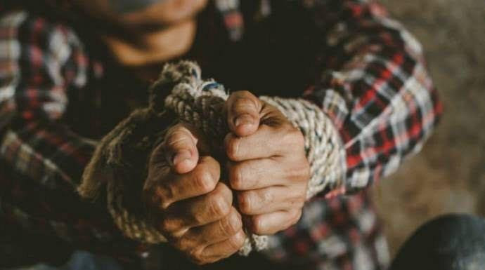 مقابل 200 مليون ليرة.. عصابة خ...