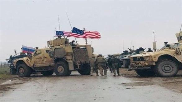 القوات الأمريكية تعترض دورية ر...