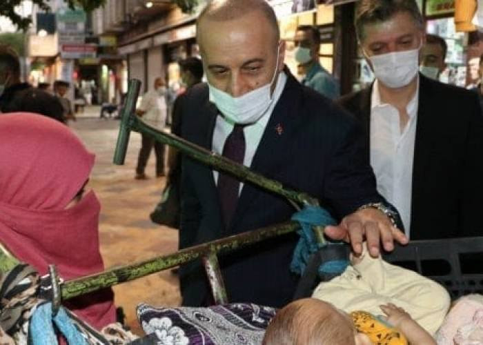 والٍ تركي يوجه لمعالجة طفل سور...