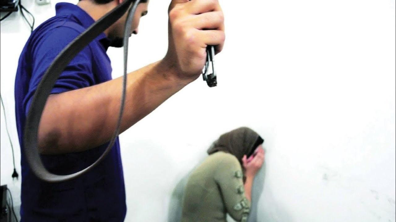 زوج سوري يقتلع أظافر زوجته بال...