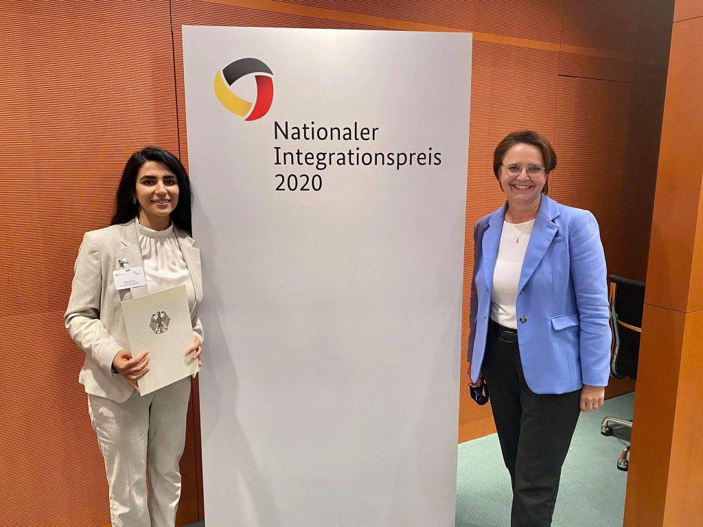 بحضور ميركل.. تكريم لاجئة سوري...