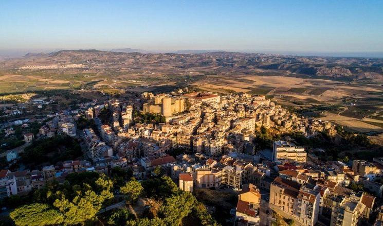 تملك منزلا في بلدة إيطالية مقا...