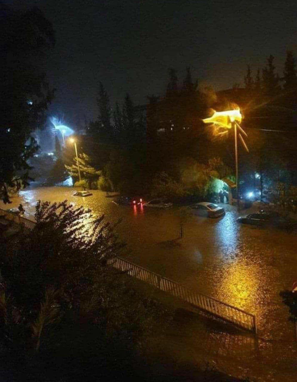 الأمطار تُغرِق شوارع العاصمة د...