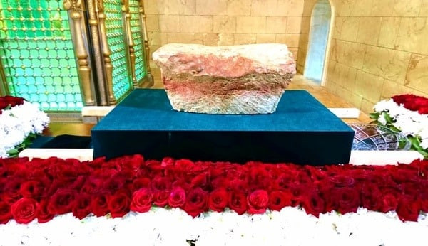 إيران تزوّر "صخرة النقطة" وتحت...