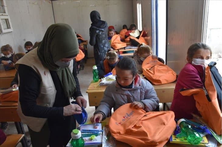 جمعية دولية توزع مساعدات على أ...