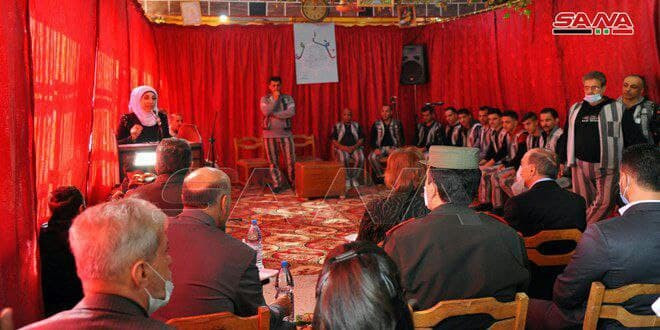 على جدران تفوح منها رائحة المو...