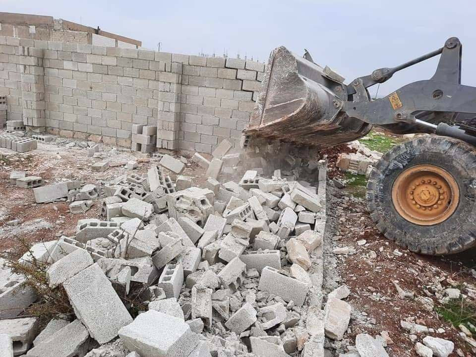 محافظ الأسد يُشرد عشرات العوائ...