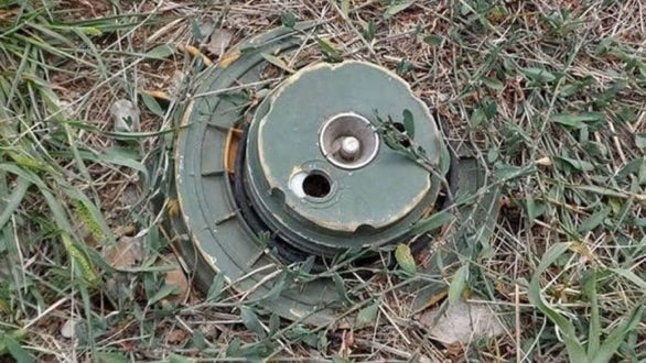 إصابة مدني جراء انفجار لغم من...