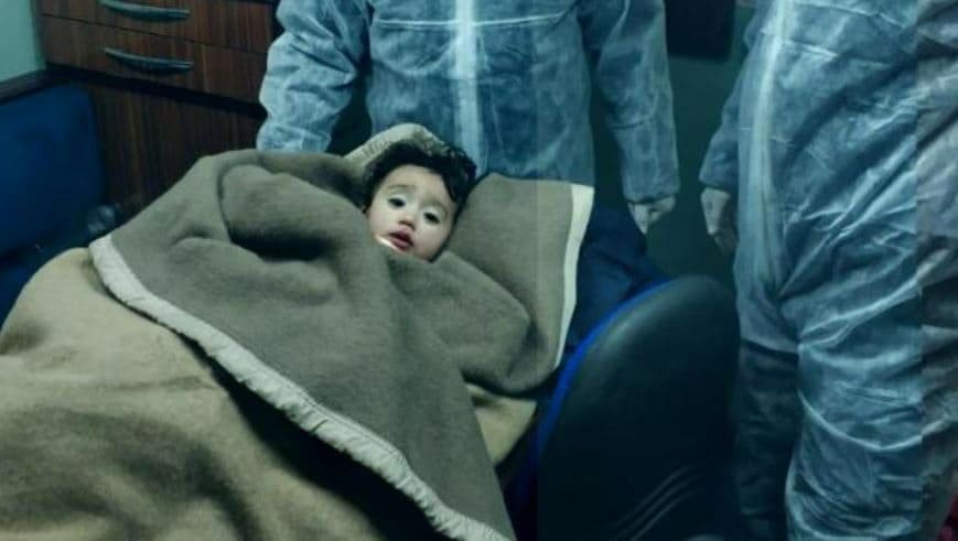 إنقاذ طفلة سورية من "الموت تجم...