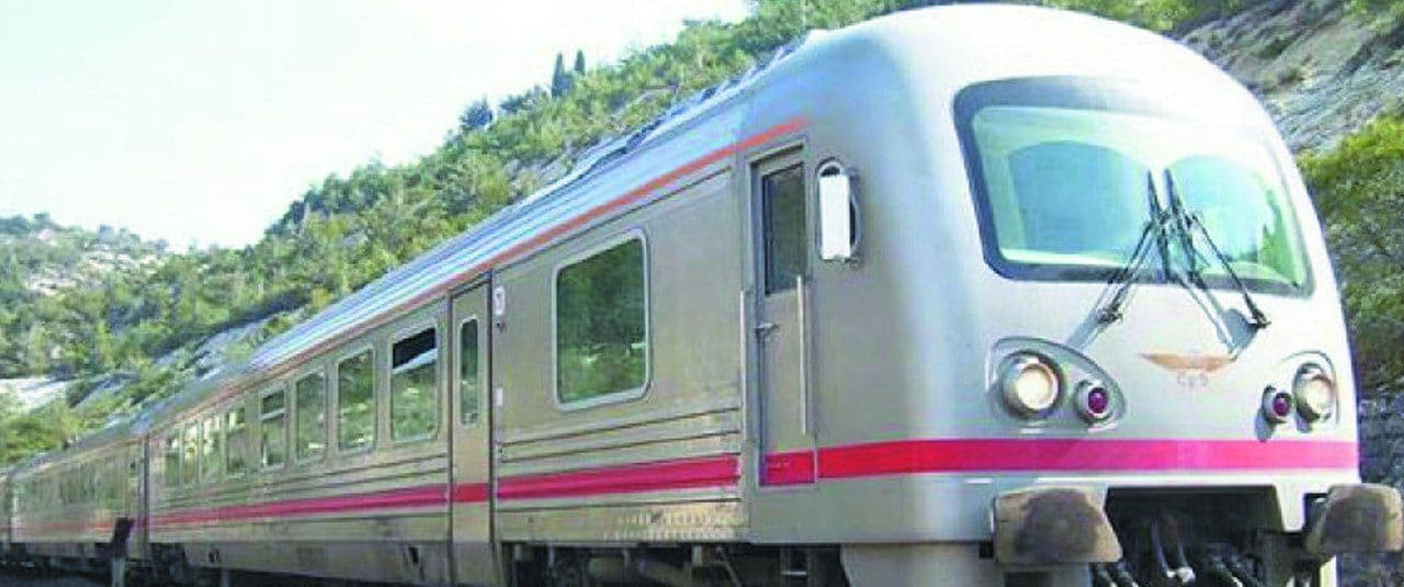 قطار يدهس شابا داخل سيارته في...