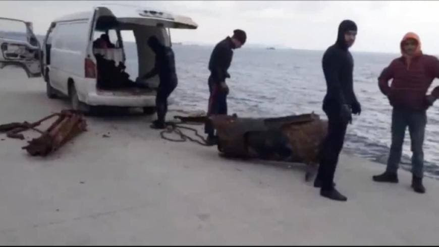 سوريين يستخرجون حطام سفن غارقة...