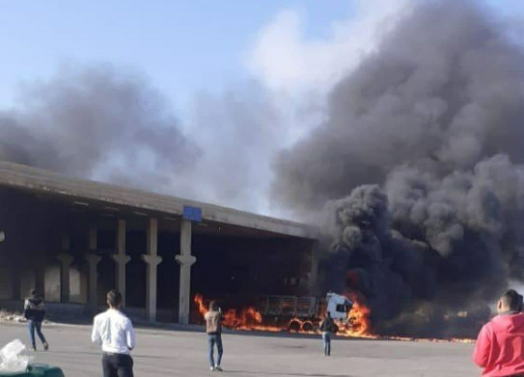 حريق ضخم يلتهم شاحنة في معبر "...