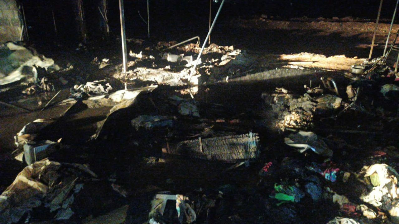 حريق يلتهم مخيم تل اللطامنة شم...