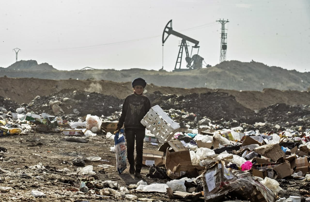 قرب حقل للنفط.. سوريون يبحثون...