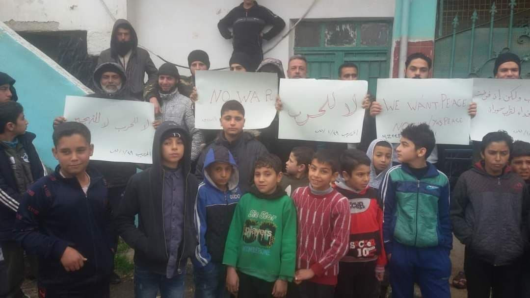 رفعوا شعار "لا للحرب".. وقفة ا...