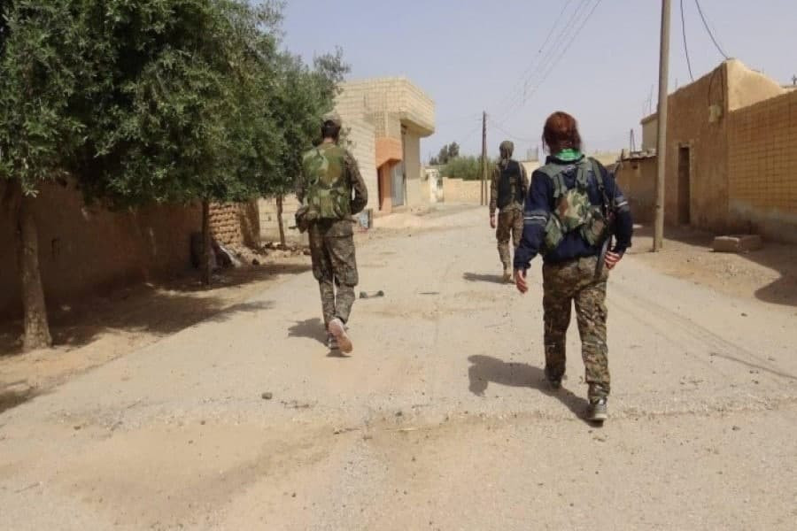 "قسد" تعتقل شخصين شرق دير الزو...