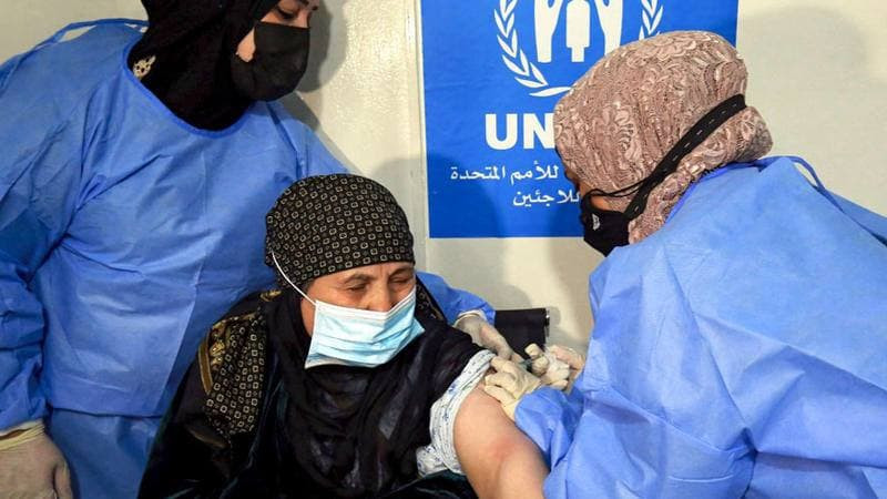 الأردن يبدأ بتطعيم السوريين بم...