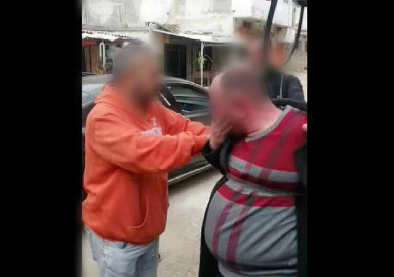 أهالي طرطوس يعذبون رجلا على عا...