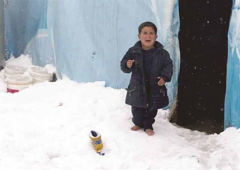 العاصفة الثلجية تعمق معاناة ال...