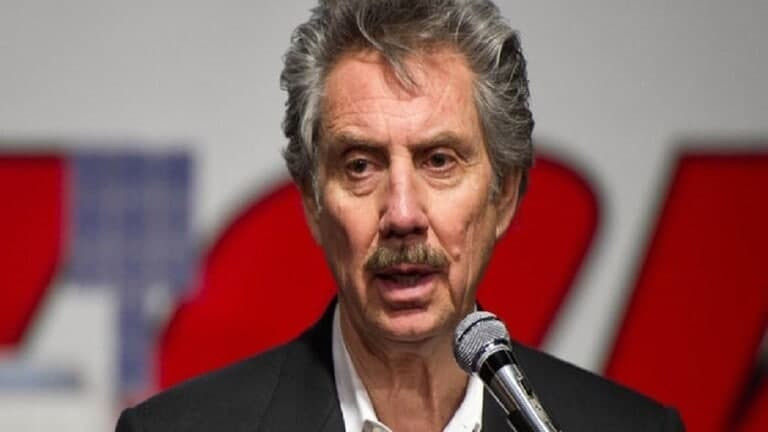 رجل أعمال أمريكي يقدم جوائز بـ...