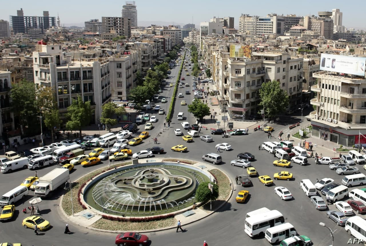 سيدة تبيع شعرها لإطعام أطفالها...