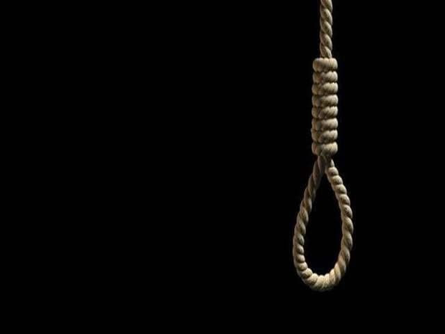 وجد داخل غرفته مشنوقا.. تسجيل...