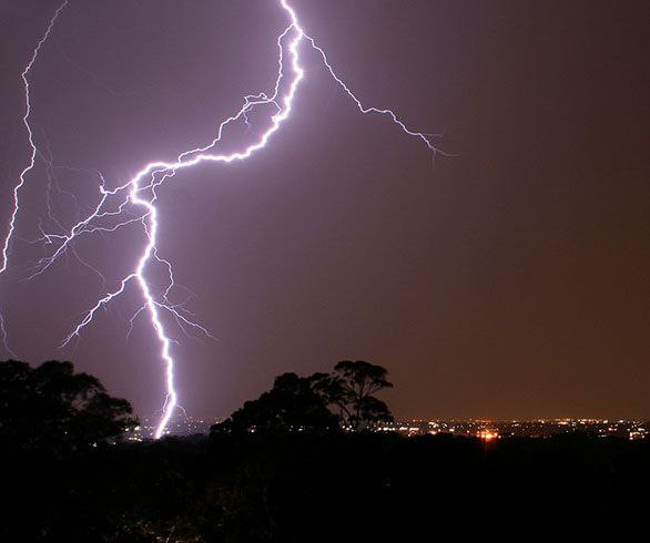 صاعقة رعدية تتسبب بوفاة شاب في...