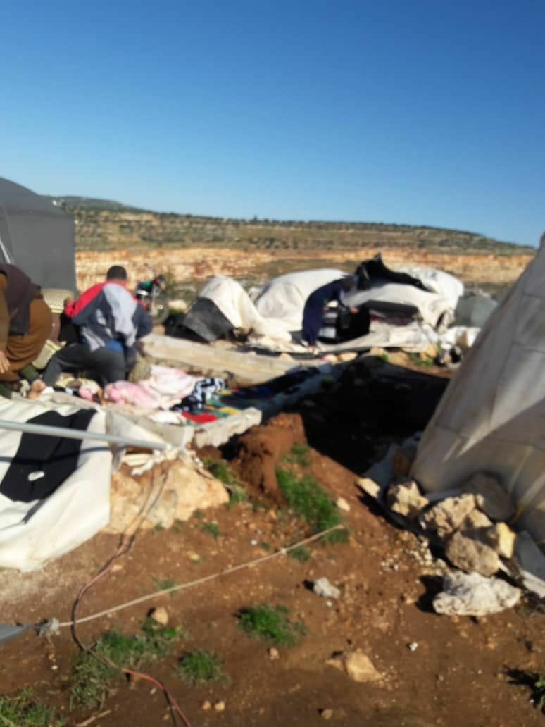 عاصفة هوائية تتسبب باقتلاع عشر...