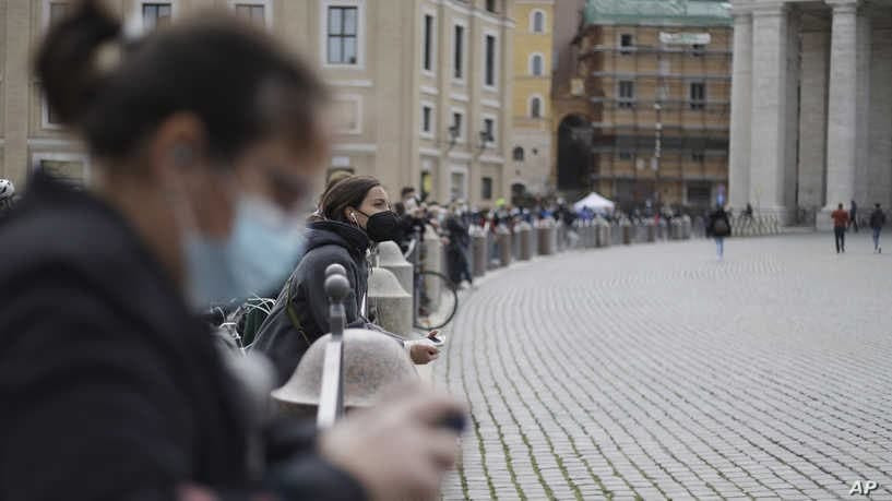 مؤسس شركة "فايزر" يتوقع موعد ا...