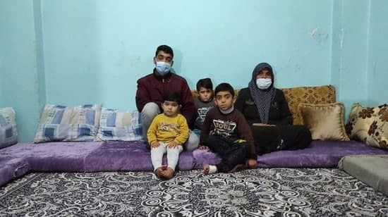 شاب سوري يعيد حقيبة بداخلها ذه...