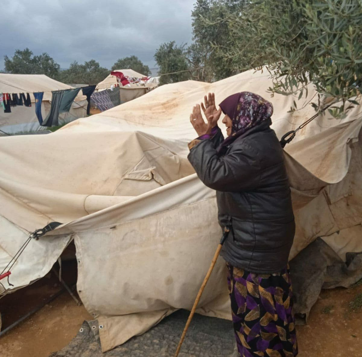 مناشدات لإنقاذ أكثر من 10 مخيم...